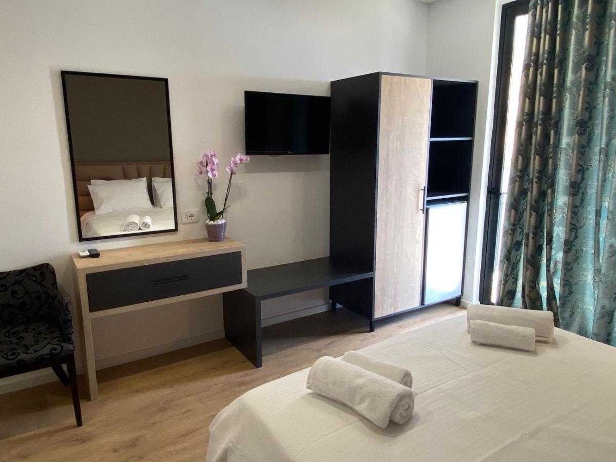 Augusto Rooms Sarande Bagian luar foto
